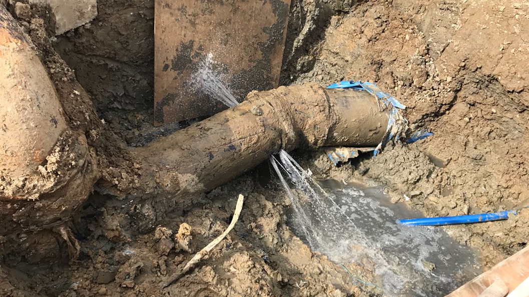 Leaking 450mm Waste Water Pipe at a site in the United Kingdom prior to being repaired with SylWrap products