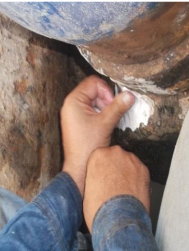 Superfast Aqua PW Epoxy Putty seals a leaking tee-joint in a steel pipeline during a repair repair and strengthen programme at a wastewater plant in Mexico